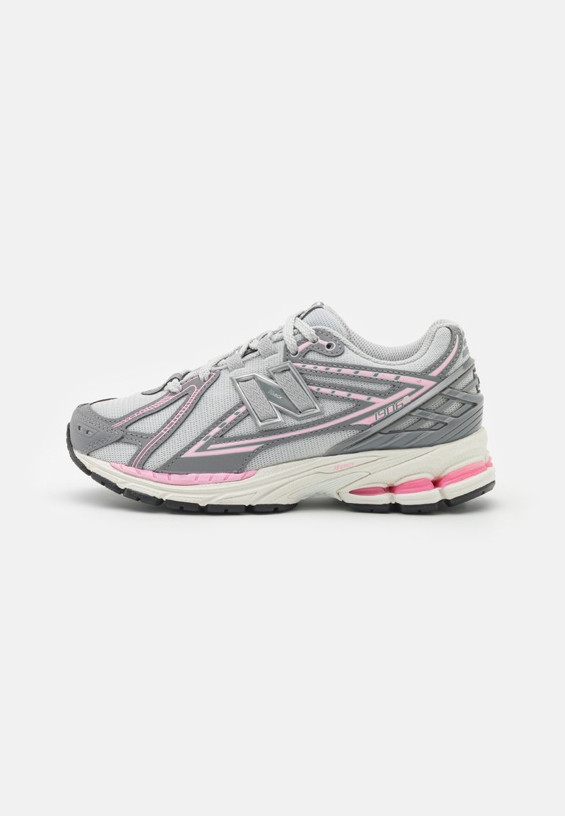 Chaussure de course New Balance grise et rose avec dessus en mesh, semelle rembourrée et soutien visible au talon, vue du côté externe.