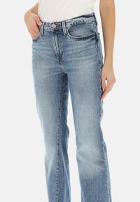 Jeans alta vita di un blu chiaro realizzati in denim con una finitura sfumata, caratterizzati da un classico design a cinque tasche e una vestibilità dritta.