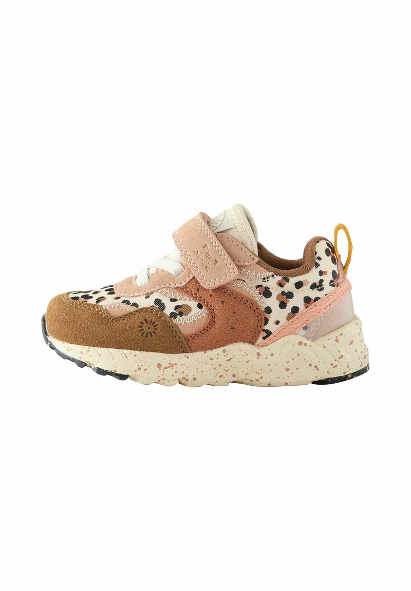 Sneakers med et multicolor design, der kombinerer materialer i pink, brun og creme; prikket gummisål; lukning med velcro-strop.