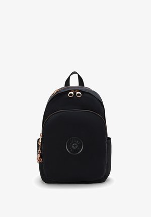 Zaino in nylon nero con forma arrotondata, tasca frontale con zip, hardware color oro rosa e patch logo circolare sulla parte frontale.