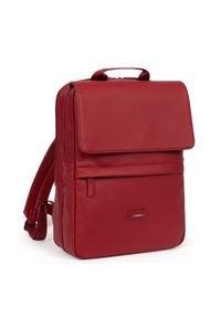 Rode synthetische leren rugzak met een gestructureerde vorm, bovenhandvat, verstelbare schouderbanden en een klepsluiting. Inclusief een voorvak met ritssluiting.