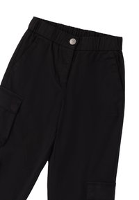 Zwarte cargobroek met een elastische tailleband, knoopsluiting, twee zijzakken en een extra zak op het linkerpand. Soepele textuur.