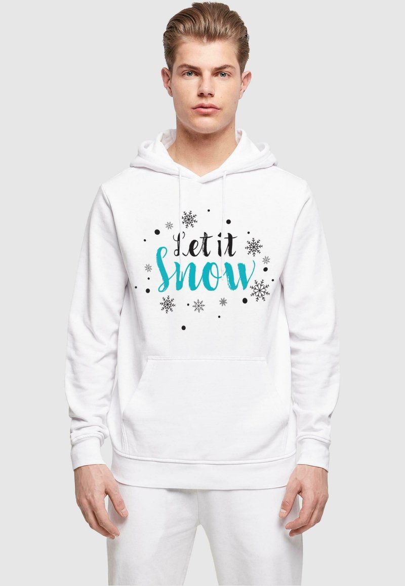 Hvid hættetrøje med frontlomme, med teksten "Let it Snow" trykt i teal og sort, omgivet af snefnug og prikker. Blød, afslappet design.