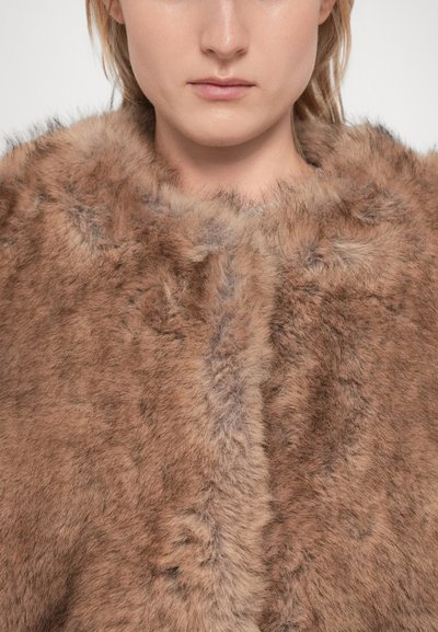 Capa de pelo sintético marrón con una superficie suave y texturada. Presenta un collar ancho y sin cierres visibles, lo que proporciona un aspecto sin costuras.