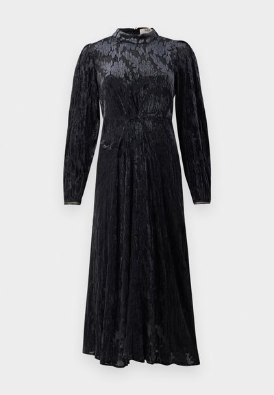 Μαύρο φόρεμα με ψηλό λαιμό, μακριά μανίκια και υφή λουλουδιών. Διαθέτει εφαρμοστή μέση και ρέουσα φούστα. Κλείσιμο με φερμουάρ στην πλάτη.