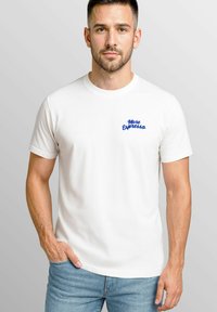 Weißes Baumwoll-T-Shirt mit blauer bestickter Aufschrift "More Espresso" auf der linken Brust. Kurze Ärmel, Rundhalsausschnitt, lässige Passform.