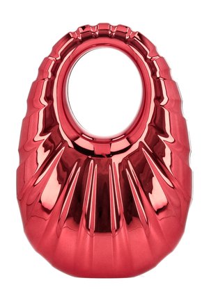 Glanzende rode metalen handtas met een afgerond schelpachtig ontwerp, gestructureerd lichaam en groot ovaal uitgesneden handvat bovenaan.