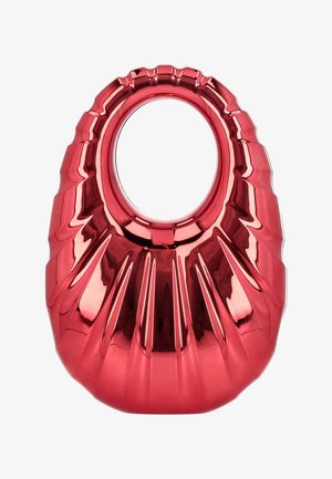 Glanzende rode metalen handtas met een afgerond schelpachtig ontwerp, gestructureerd lichaam en groot ovaal uitgesneden handvat bovenaan.