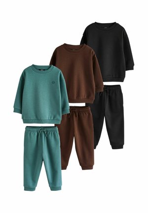 Trzy zestawy dziecięcych bluz i spodni w kolorach morskim, brązowym i czarnym, każda z okrągłym dekoltem i elastycznymi pasami.