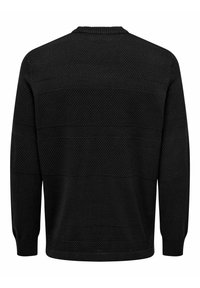 Maglione nero lavorato a maglia con un motivo testurizzato a righe orizzontali, scollatura rotonda e polsini e orlo a coste.