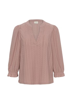Blouse rose à manches longues avec broderie en œillets, encolure en V, manches bouffantes plissées et poignets volantés, présentée sur un fond blanc.
