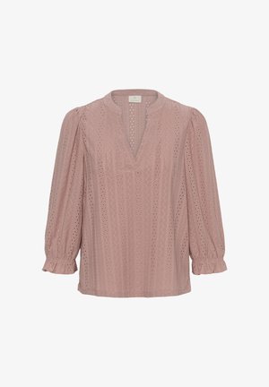 Blouse rose à manches longues avec broderie en œillets, encolure en V, manches bouffantes plissées et poignets volantés, présentée sur un fond blanc.