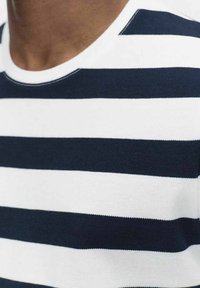 Marinblå och vit randig t-shirt med korta ärmar och rund halsringning. Tyget verkar strukturerat och stickat, med jämna horisontella ränder.