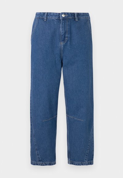 Μπλε τζιν παντελόνι με άνετη εφαρμογή, με ίσια πόδια, μπροστινές τσέπες και διακοσμητική ραφή. Δεν υπάρχουν ορατά λογότυπα.