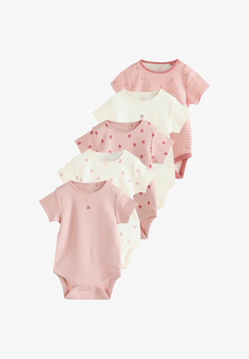 Öt rövid ujjú baba body rózsaszínben és fehérben, cseresznye és gyümölcs mintákkal, egymásra helyezve, eltolva, fehér háttéren.