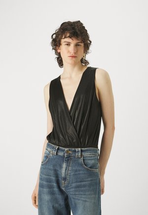 Body senza maniche di colore nero con scollatura a V profonda, realizzato in materiale lucido, abbinato a jeans in denim chiaro con vita alta.