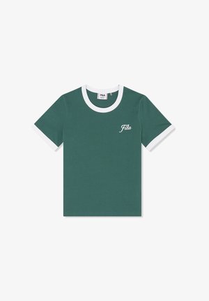 Camiseta verde de manga corta con cuello y puños blancos, con un pequeño logo blanco de Fila en el pecho izquierdo.