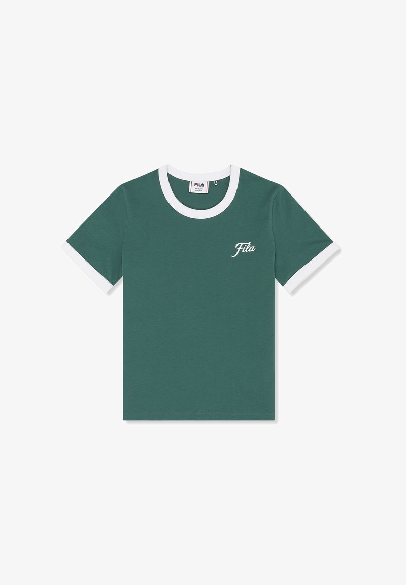 Camiseta verde de manga corta con cuello y puños blancos, con un pequeño logo blanco de Fila en el pecho izquierdo.