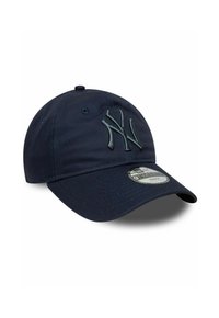 Marineblaue Baseballmütze aus Stoff, mit gesticktem Logo auf der Vorderseite, gebogenem Schirm und einem silbernen Aufkleber auf dem Rand.