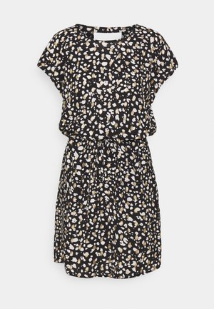Vestido negro con un patrón floral en blanco y dorado, mangas cortas y un lazo en la cintura para un efecto fruncido. Tejido suave y ligero.