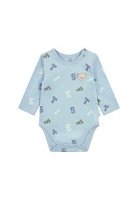 Světle modrý overal s dlouhým rukávem, který má motiv medvěda a rozptýlené barevné písmena. Měkká bavlněná látka s patentkami na spodní části.