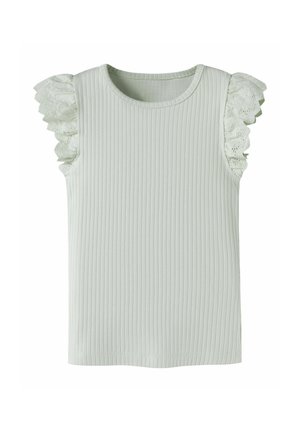 Ærmeløs hvid ribbet top med rund halsudskæring og blondeflæser på skulderkanterne.