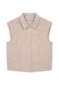 Camicetta beige a maniche corte realizzata in tessuto leggero, caratterizzata da un colletto classico e chiusura frontale a bottoni, con dettagli di pieghe sottili.