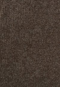 Tissu tricoté marron présentant un motif texturé en côtes avec une apparence douce et légèrement duveteuse. La couleur est sombre avec des éclats plus clairs.