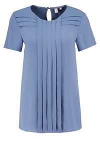 Blouse bleu clair à manches courtes avec des plis verticaux au centre avant et des plis horizontaux près des épaules, avec une petite ouverture en forme de goutte dans le dos.