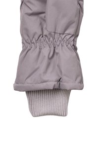 Polsino di una giacca imbottita color lilla chiaro con arricciatura elastica e polsino interno in maglia a coste per una vestibilità aderente.