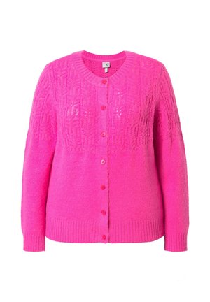 Jasnoróżowy dzianinowy kardigan z długimi rękawami, okrągłym dekoltem, zapięciem na guziki z przodu oraz teksturowanym wzorem dzianiny na górnej części tułowia i ramionach.