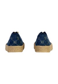 Espadrilles de denim azul con suelas de yute trenzado, que presentan un sutil patrón de logo. Punta redondeada y detalle de tela texturizada en el talón.