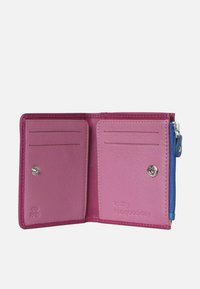 Interno di un portafoglio in pelle rosa con fessure per carte, chiusura a scatto e un accento blu della zip. Il testo impresso recita "oggi è una bella giornata."