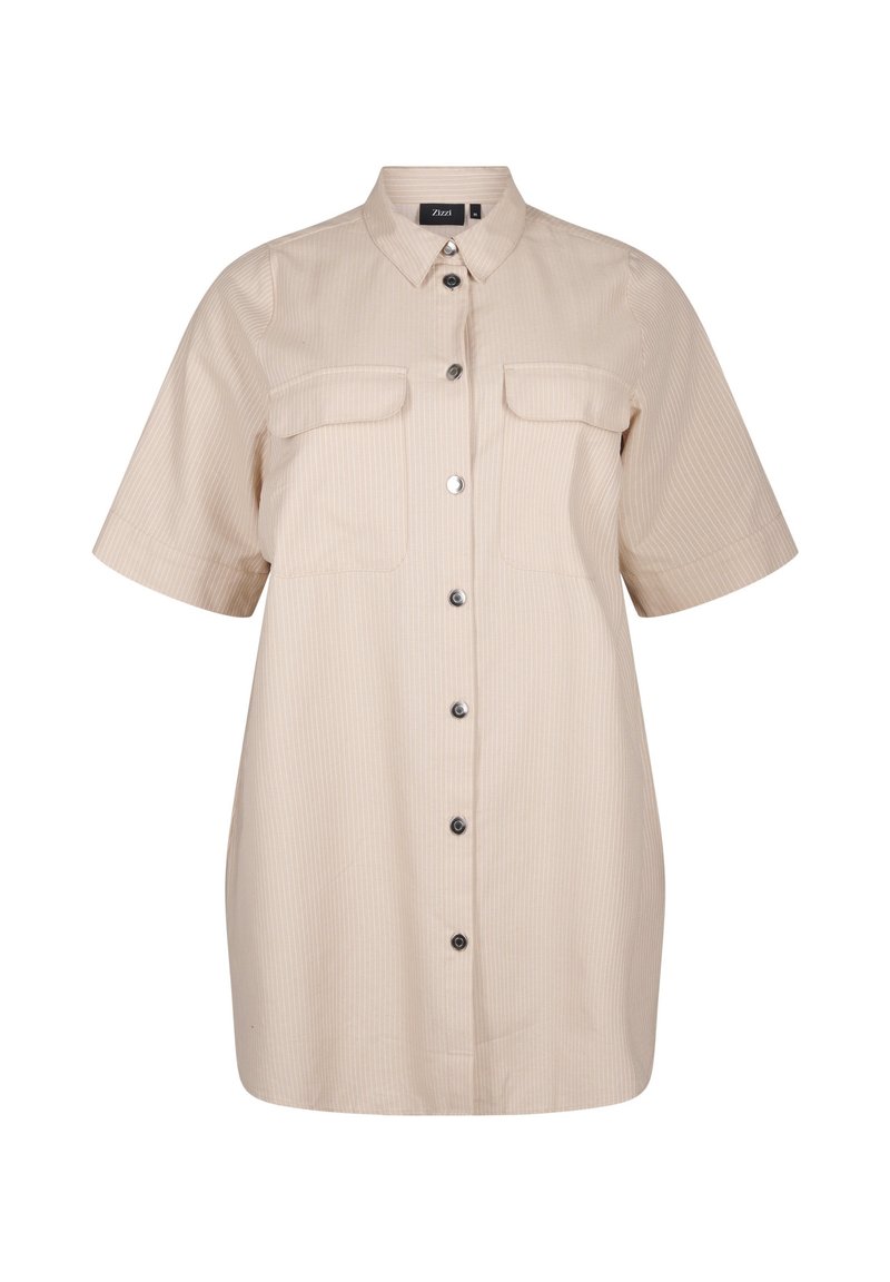 Camisa de manga corta beige con botones en la parte delantera, dos bolsillos en el pecho y un cuello. Presenta un sutil patrón de rayas verticales con botones grises.