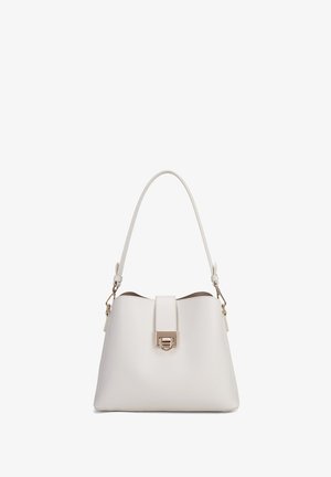 Weißer Lederhandtasche mit strukturiertem Design, abgerundetem oberen Teil, zentraler Klappe, kurzem Griff und goldfarbenen Hardware-Akzenten.