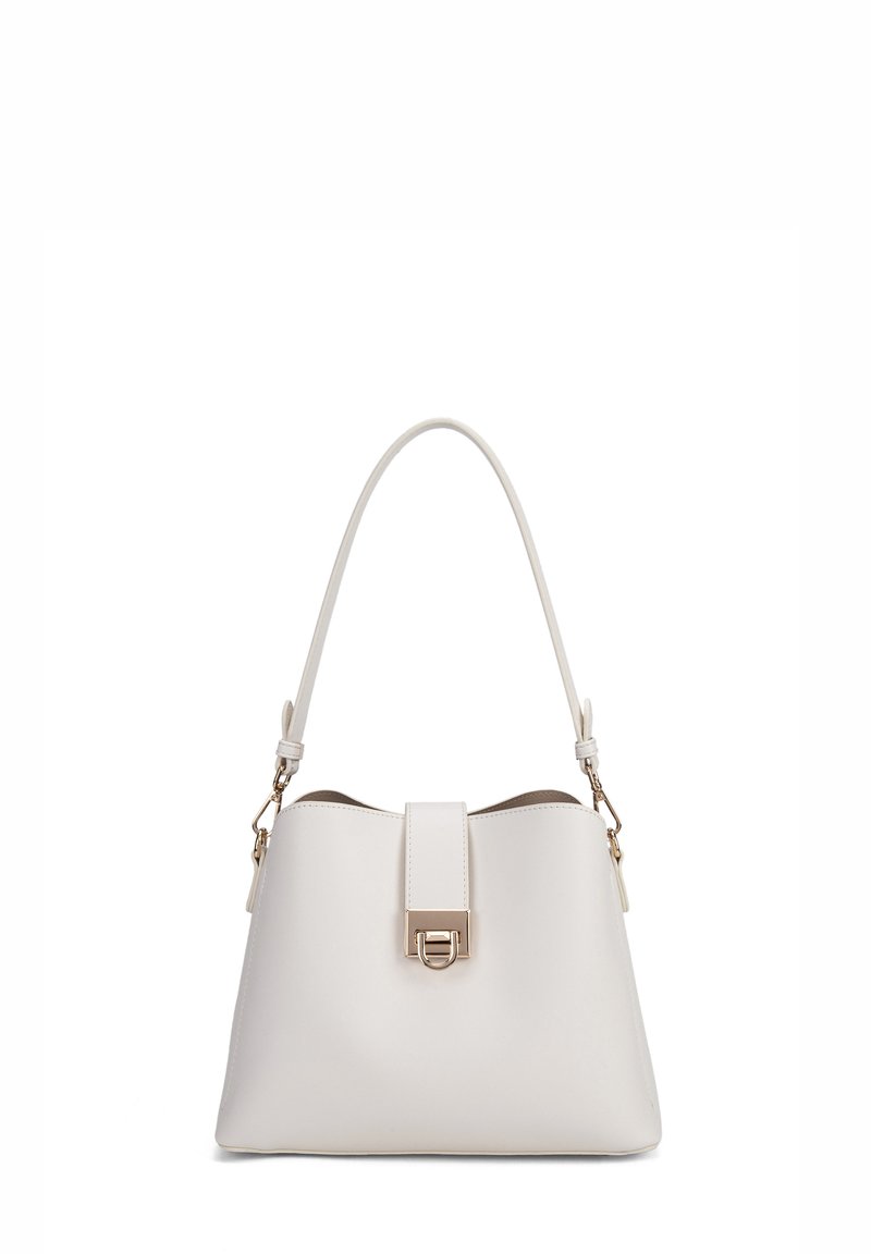 Witte leren handtas met een gestructureerd ontwerp, ronde bovenkant, een centrale klepsluiting en een kort handvat, met goudkleurige hardwareaccenten.