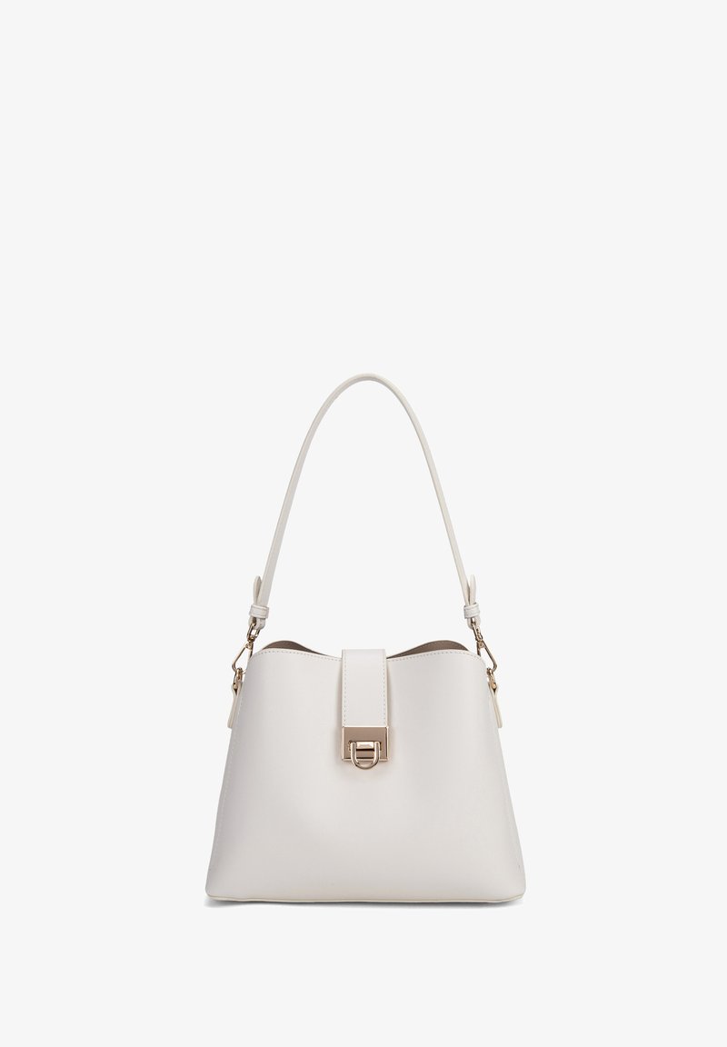 Borsa a mano in pelle bianca con un design strutturato, parte superiore arrotondata, chiusura centrale a pattina e manico corto, con dettagli in metallo dorato.