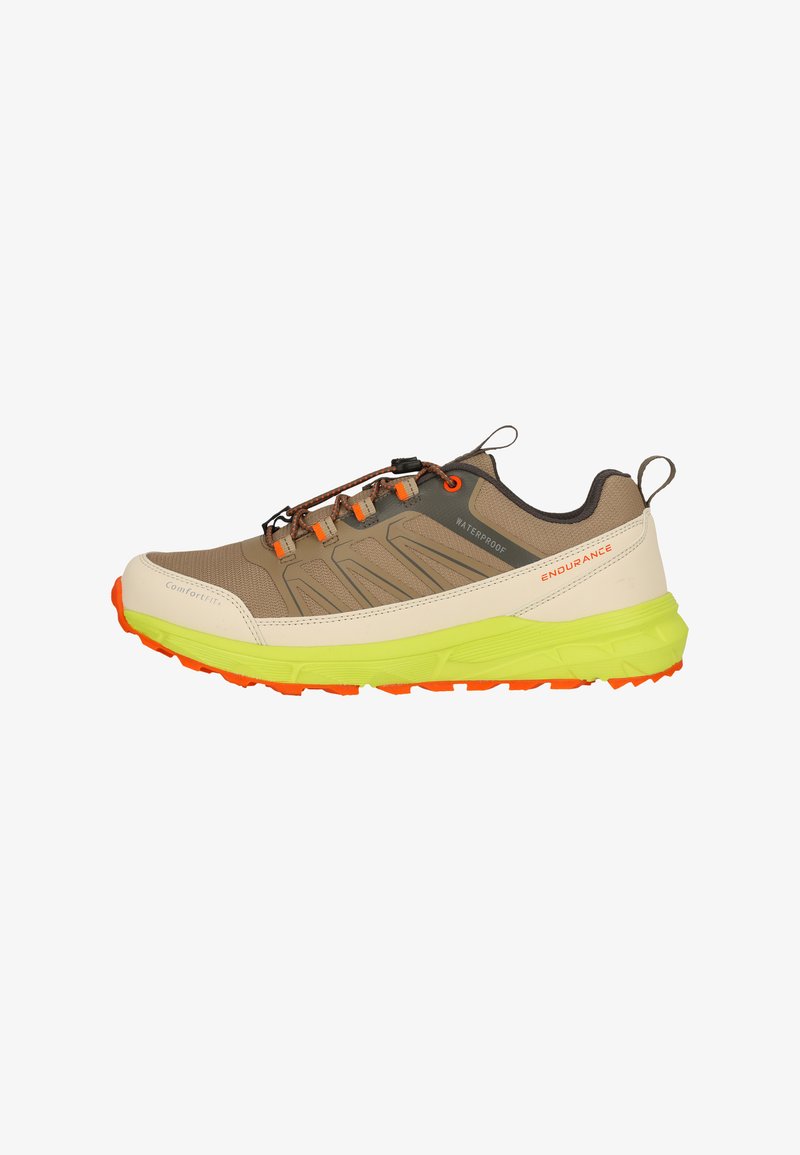 Brune vandtætte udendørssko med orange detaljer, en struktureret overdel og en lys grøn og orange gummisål. Med elastiske snørebånd og logo.
