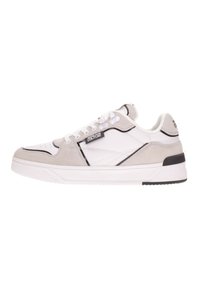 Sneaker bianco e grigio realizzato in materiali scamosciati e in pelle, con accenti neri a contrasto, lacci bianchi e suola testurizzata con dettagli del logo.