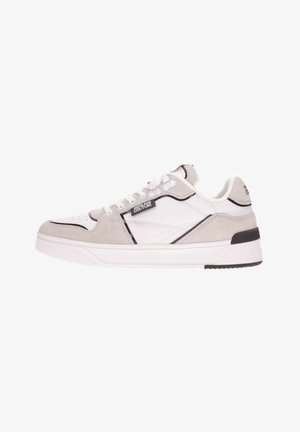 Sneaker bianco e grigio realizzato in materiali scamosciati e in pelle, con accenti neri a contrasto, lacci bianchi e suola testurizzata con dettagli del logo.