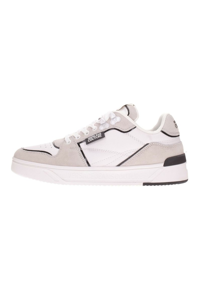 Sneaker bianco e grigio realizzato in materiali scamosciati e in pelle, con accenti neri a contrasto, lacci bianchi e suola testurizzata con dettagli del logo.