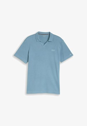 Jasnoniebieska koszulka polo z krótkim rękawem, kołnierzykiem, szlufką w kształcie litery V oraz małą naszywką z logo na lewej piersi i rękawie.