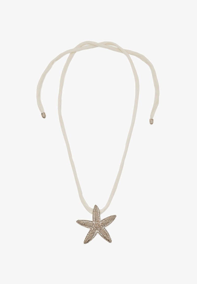 Stjerneformet vedhængsnekke med metallisk finish, på en blød hvid stofsnor. Har subtil tekstur og udsmykninger.