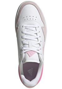 Sneaker bianco con accenti in suede rosa chiaro, tomaia sintetica, punta rotonda e lacci piatti. Presenta logo impresso sulla linguetta e sui lati.