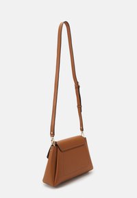 Guess SORA GFRIEND FLAP SHOULDER BAG - Rankinė - cognac