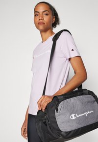Champion ICONS CREWNECK CONTRAST LOGO - Apdrukāts T-krekls - lilac