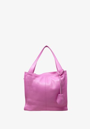 Lyserød læder tote taske med en tekstureret overflade, to skulderstropper og en lille vedhæftet pung. Har et enkelt, rektangulært design.