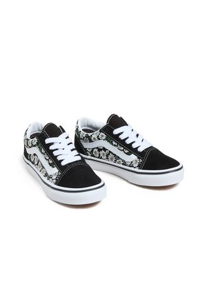 Des baskets en suede noires avec une semelle en caoutchouc blanche, des lacets blancs et des motifs floraux sur les côtés avec des accents verts.