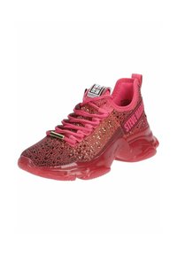 Rote und rosa Sport sneakers mit strukturiertem, glitzerndem Obermaterial, dicken Sohlen, Schnürdesign und "Steve Madden"-Markierung an der Seite.