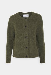 Mörkgrön cardigan i mjukt stickat material, med rund hals, lång ärm och sex svarta knappar fram.